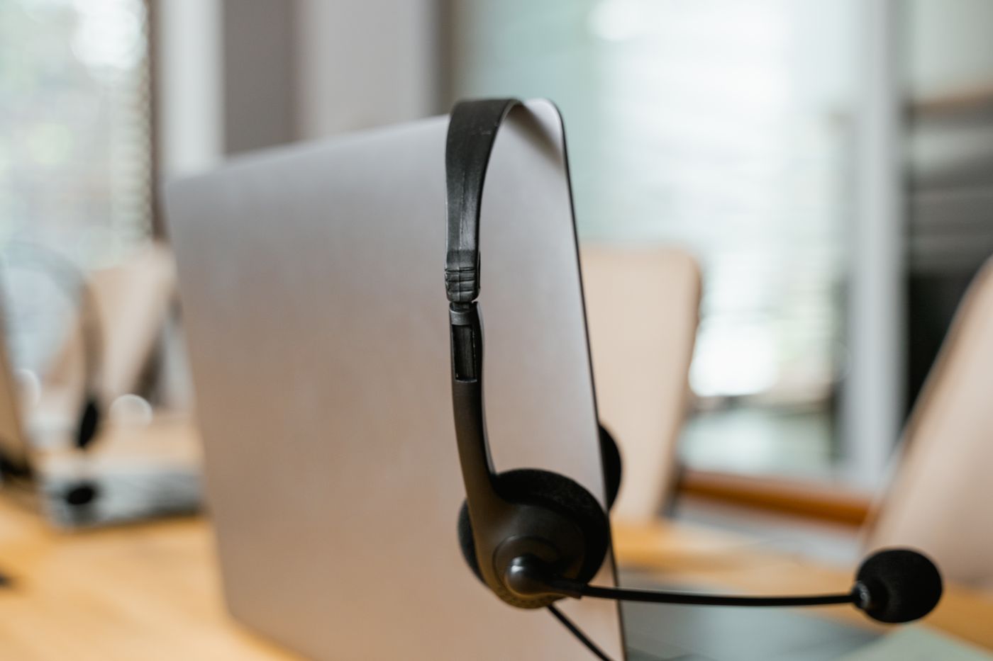 Postazione operatore con computer e cuffia audio per call center