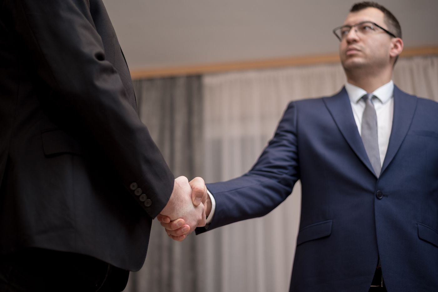 Stretta di mano per un accordo commerciale in ufficio