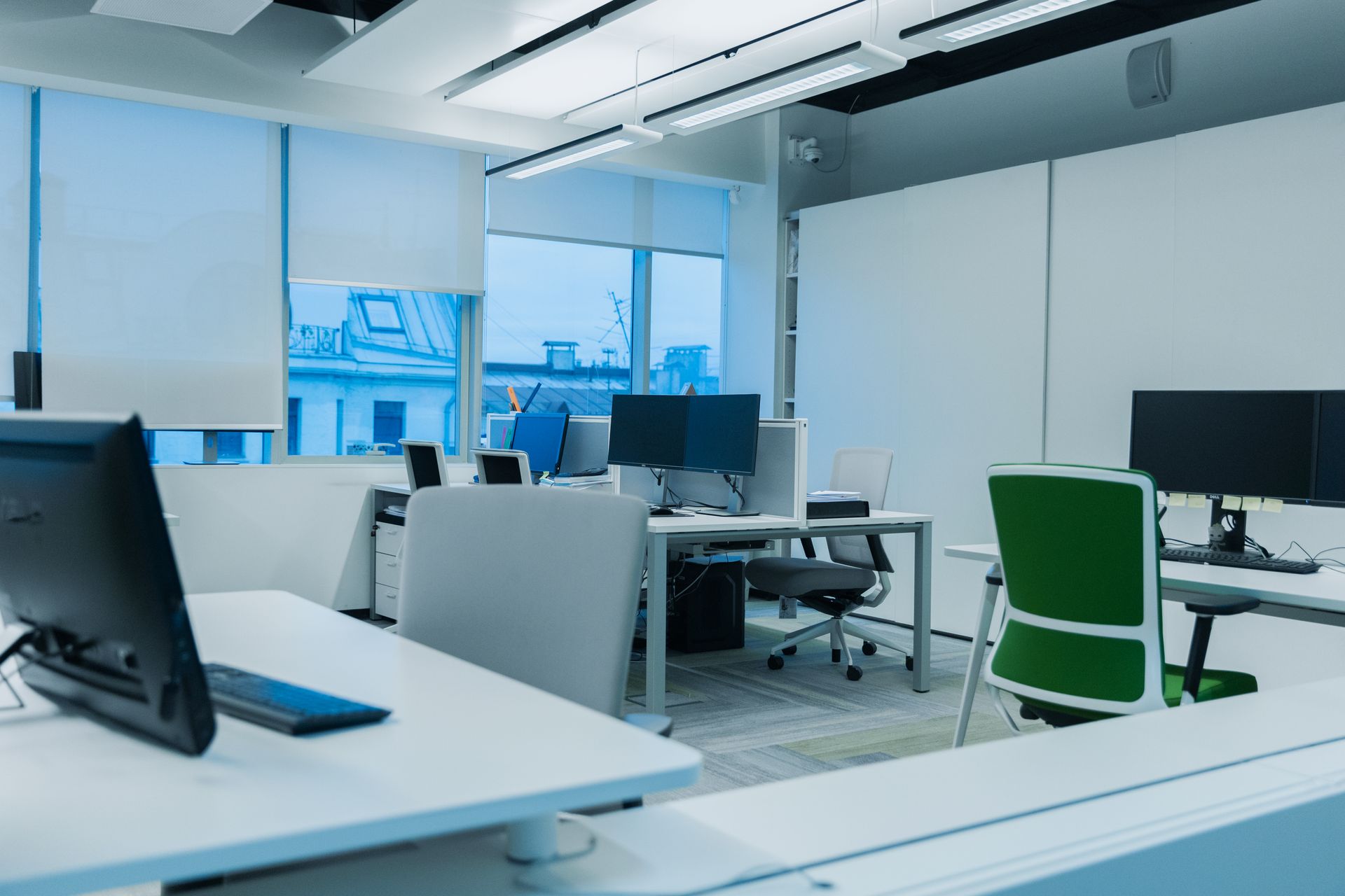 Ufficio call center moderno con postazioni di lavoro attive