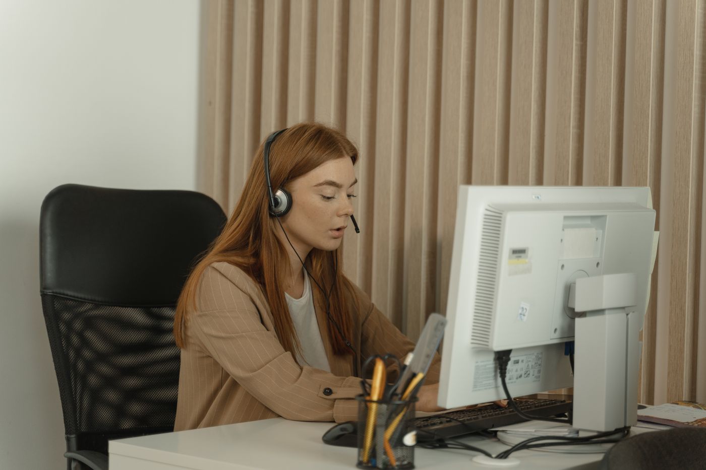Operatrice inbound di call center risponde a una chiamata di assistenza