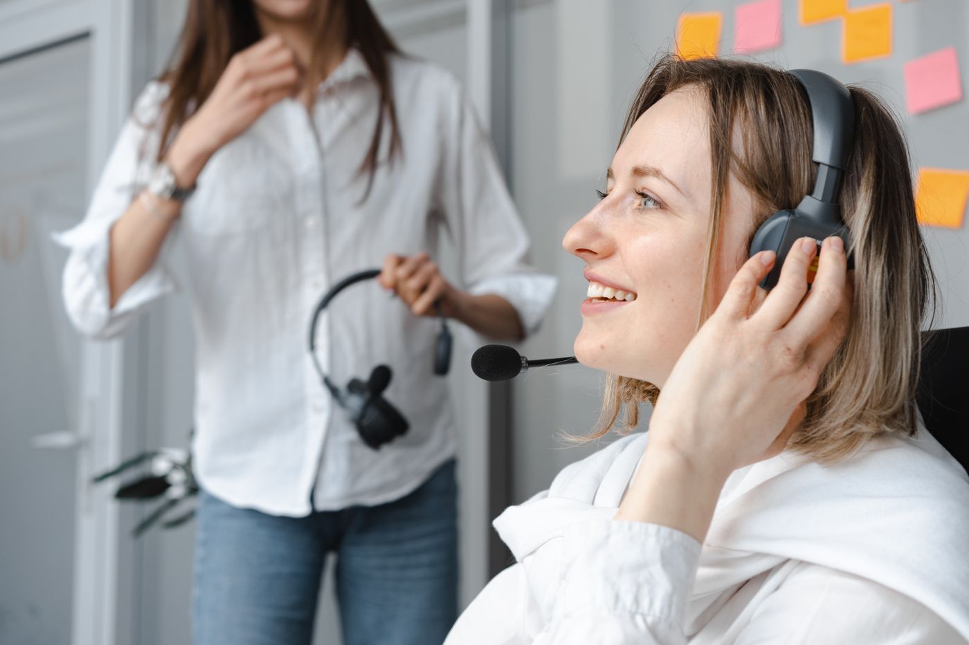 Operatrice di call center sorridente con cuffia e microfono