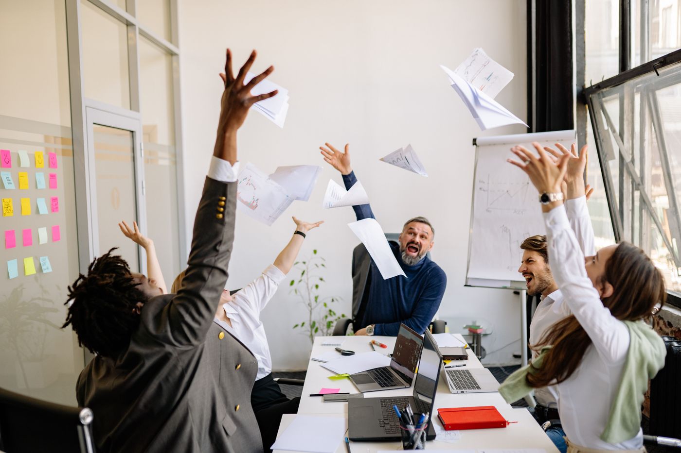 Team di un call center che festeggia i risultati raggiunti